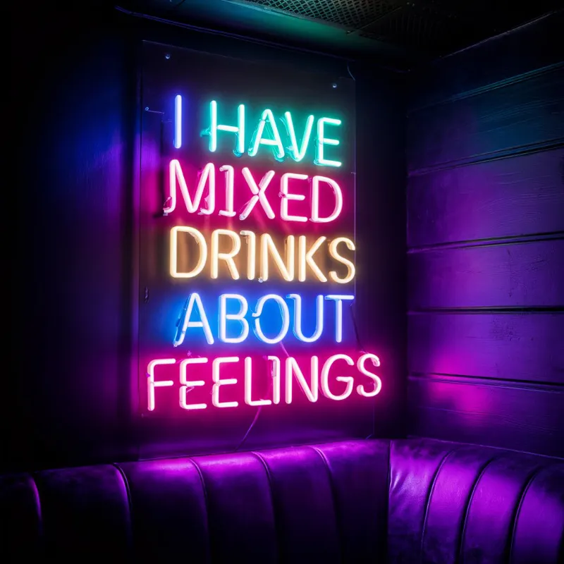 tekst neonowy na scianie z napisem I have mixed drinks about feelings